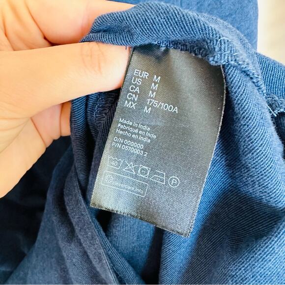 MENS H&M Navy Dark Blue Short Sleeve Classic VNeck Slim Fit Tee Shirt Top M - Picture 6 of 10